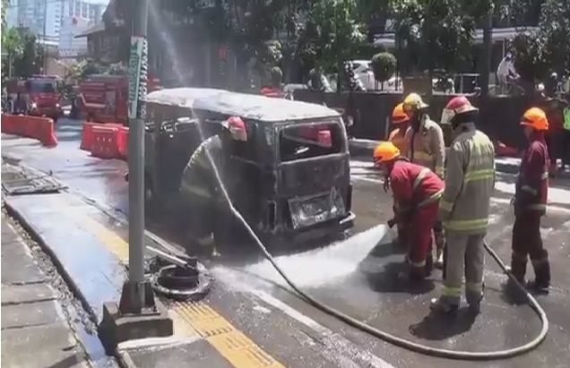 VW Combi Antik Hangus Terbakar Dekat Penyekatan Ganjil Genap di Bandung