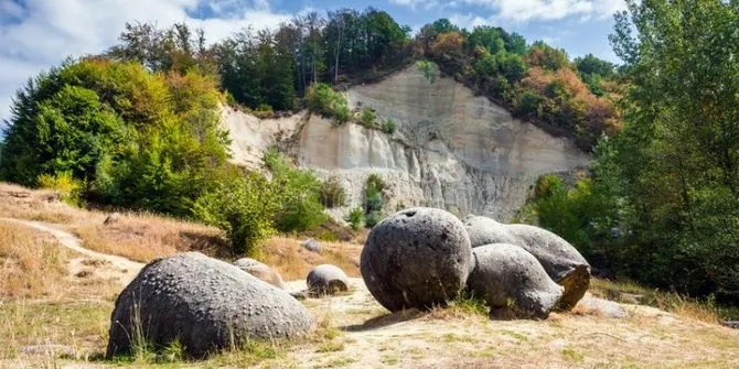 Viral ! Batu Hidup di Rumania Bisa Tumbuh dan Bergerak gerak