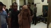 Wanita Seksi Ini Terlanjur Lepas Baju, Pasangan Mesum Ini Panik Digerebek