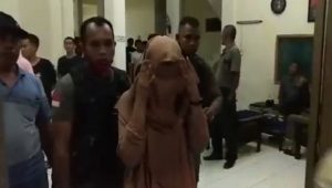 Wanita Seksi Ini Terlanjur Lepas Baju, Pasangan Mesum Ini Panik Digerebek