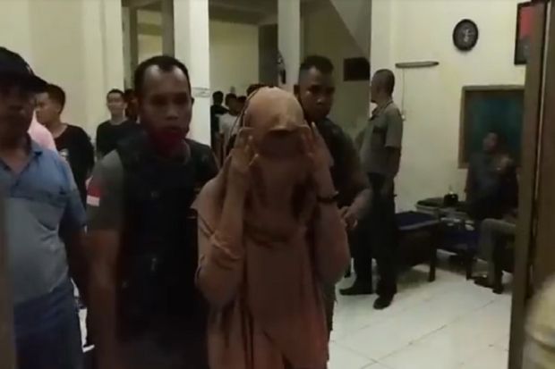 Wanita Seksi Ini Terlanjur Lepas Baju, Pasangan Mesum Ini Panik Digerebek