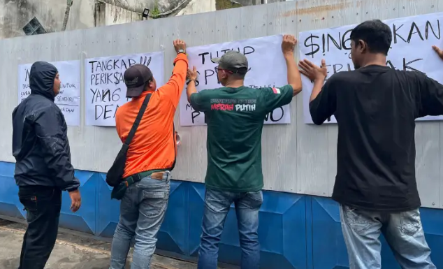 Warga Dan Pedagang Geruduk Kantor SPPG Bandar Lor Kediri Karena Dugaan Penipuan