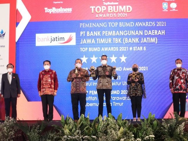 Gubernur Jatim Khofifah Terima Penghargaan sebagai Top Pembina BUMD 2021