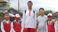 Wow! Bocah SD di Jambi Berusia 12 Tahun Tingginya 2 Meter!