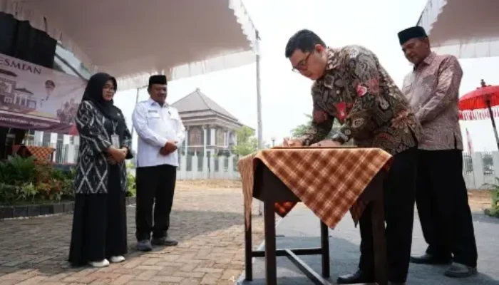 Wujud Toleransi Beragama, Bupati Mas Dhito Resmikan Tiga Tempat Ibadah Sekaligus di SMP Negeri 3 Grogol
