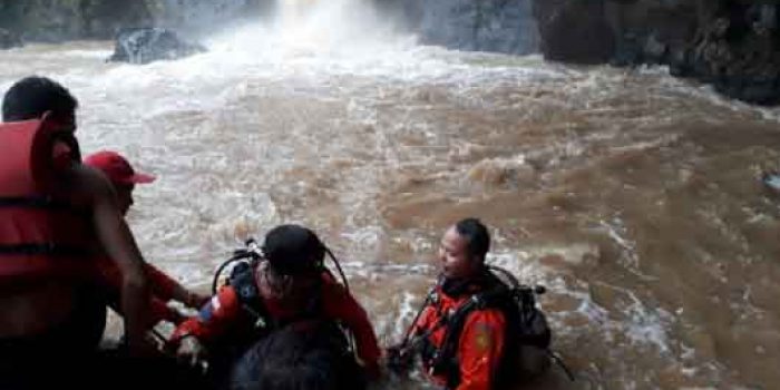 Lelah Berenang, Anak Berusia 10 Tahun Ditelan Pusaran Air Terjun Curug