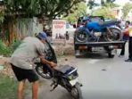 Aki Aki Itu Begini ; Ditilang Polisi, Motornya Dibakar Sendiri – Pengen Tahu, Ini Videonya