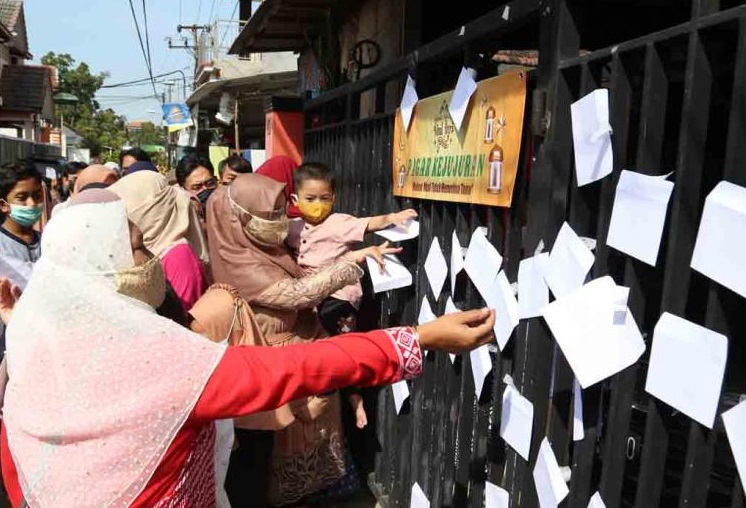 amplop amplop itu ditempelkan dalam pagar rumah milik keluarga Trisnadi Marjan