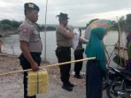 Jajaran Polsek Rengel Bantu Menaikan Barang Bawaan Penumpang di Penyebrangan Sungai Bengawan Solo