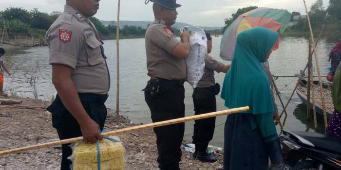 Jajaran Polsek Rengel Bantu Menaikan Barang Bawaan Penumpang di Penyebrangan Sungai Bengawan Solo