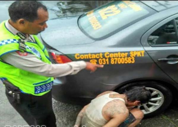 Buruh bangunan mabuk dan ngamuk di warung serta memukul pemilik warung di Jagir Surabaya