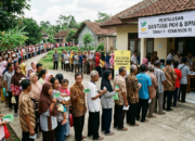 antrian panjang penerima PKH ( foto gemini )