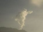 Tadi Malam, Asap Putih Membumbung Tinggi Sejauh 1,5 Km dari Puncak Gunung Agung