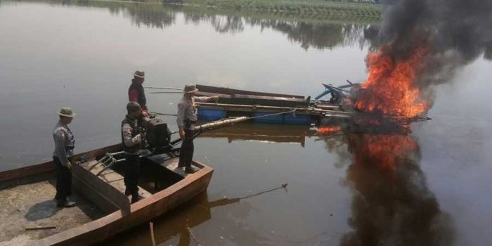 Tidak Indahkan Peringatan, Polres Bojonegoro Musnahkan Alat Mekanik Penambang Pasir