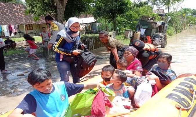 banjir akibat hujan selama 8 jam tenggelamkan 24 desa di wilayah Madiun