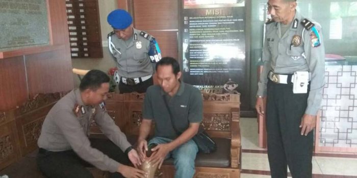 Kapolres Tuban Beri Bantuan Kaki Palsu Korban Laka Lantas