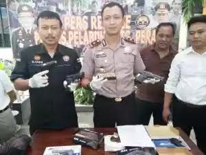 SURABAYA ( Memo.co.id ) Seorang pria bernama Saifudin Zuhri (35) warga Ds Megarin Kec Kembang Bahu Kab Lamongan diamankan Anggota Polres Pelabuhan Tanjung Perak (KP3) Surabaya karena kedapatan membawa senjata air (Soft Gun) tanpa dilengkapi dokumen surat kepemilikan yang resmi pada sabtu (27/02/2016) pukul 09.00.wib pagi hari.