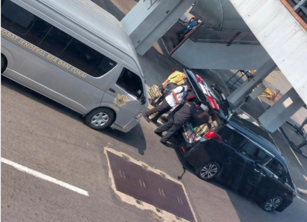 Mobil Alphard Milik Pejabat Diduga Bawa Barang Berlebihan Masuk Apron Bandara Soetta Dikawal Bea Cukai