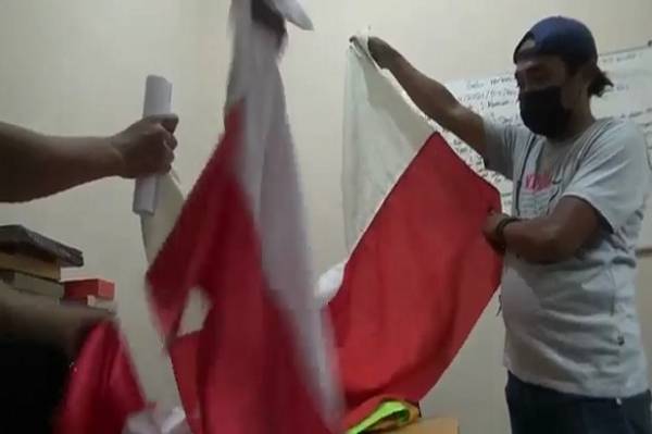 Robek Bendera Merah Putih dan Bikin Warga Resah