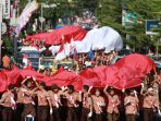 Ribuan Pemuda-Pemudi Mengarak Bendera Raksasa