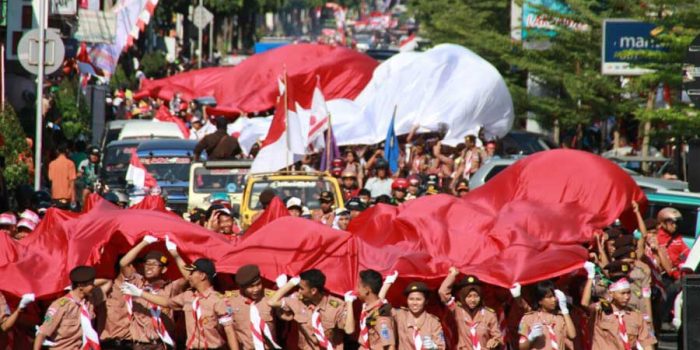 Ribuan Pemuda-Pemudi Mengarak Bendera Raksasa