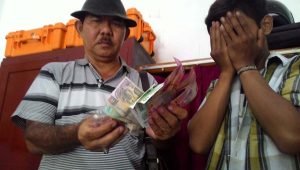 Pemuda Dlopo Garong Toko , Bengep Dihajar Warga