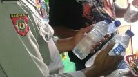 Delapan Botol Baceman Disembunyikan di Bawah Meja Warung