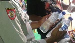 Delapan Botol Baceman Disembunyikan di Bawah Meja Warung