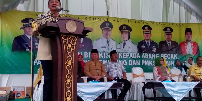 Pemkab Jombang Bagi Bagi Bingkisan ke Abang becak Pemulung dan Pasukan Kuning