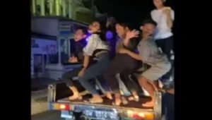 Viral, Cewek Seksi Joget Erotis di Atas Pik Up, Bangukan Orang Sahur