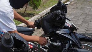 Tertangkap Basah Mau Nyolong Motor, Maling Ditangkap Motornya Dibakar