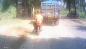 Jalan Berdebu di Tarokan, Ganggu Pengendara Motor