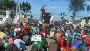 Dituding Melakukan Pemecatan Sepihak , Ratusan Karyawan PT Lotus Unjuk Rasa