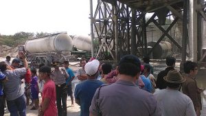 Udara Tercemar, Ratusan Warga Ngebrak Tuntut  PT.Merak Jaya Beton Ditutup