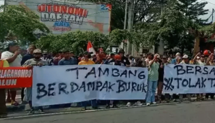 Ratusan Petani Blitar Geruduk DPRD, Tuntut Penutupan Permanen Tambang Pasir Kali Putih