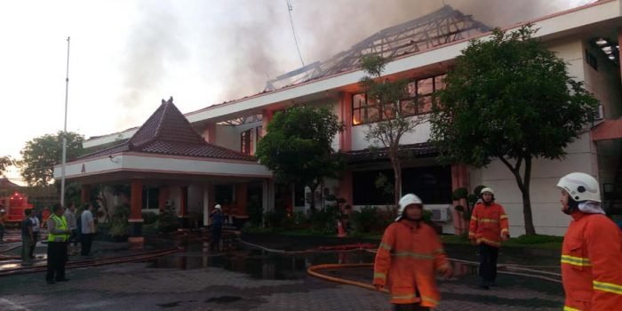 Setelah Digeledah KPK, Kantor Disperindag Jatim Jadi Arang – Terbakar atau Dibakar ?