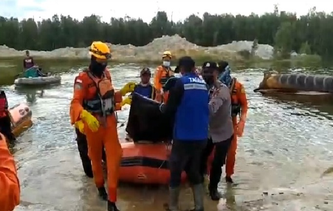 Dua Ekor Buaya Besar Kerubuni Mayat Pria Tak Bernyawa