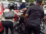 Bonceng Istri, Anggota Tentara AL Dilempar Sampah dari Mobil – Pengendara Mobil Turun dan Duel dengan Tentara