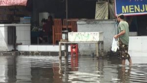 Gelombang Tinggi di Perairan Gianyar, Air Laut di Pantai Lebih Genangi Jalan Raya