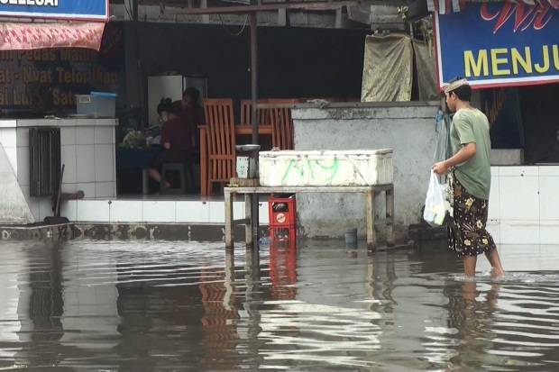 elombang Tinggi di Perairan Gianyar, Air Laut di Pantai Lebih Genangi Jalan Raya