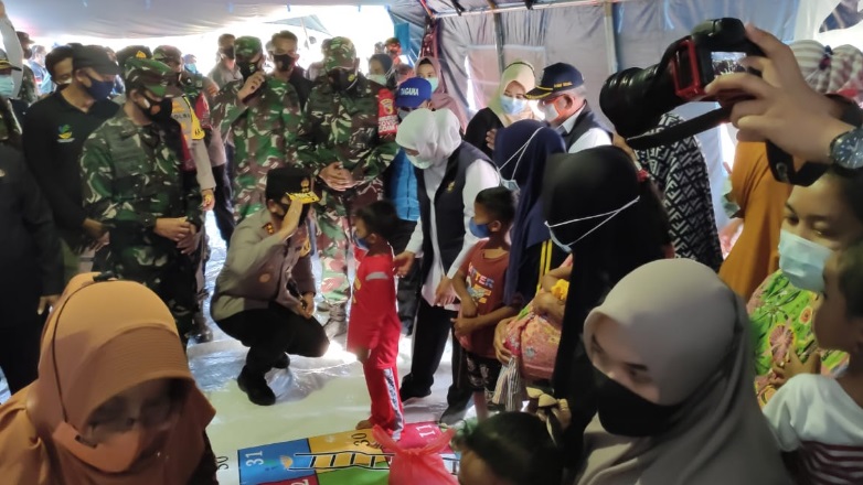 forkopimda di lokasi gempa bumi Malang memberikan bantuan dan siapkan rumah sederhana