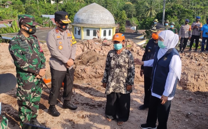 forkopimda di lokasi gempa bumi Malang memberikan bantuan dan siapkan rumah sederhana