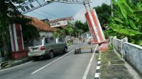 Pengguna Jalan Was- Was, saat lewat Gapura yang nyaris Ambruk