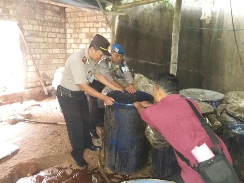 Penggrebekan gudang arak di Tuban