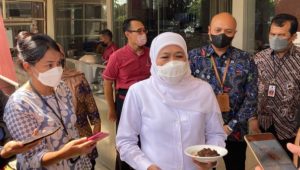 Rendang Babi Jadi Heboh dan Viral, Gubernur Jatim Khofifah Makan di Rumah Makan Padang