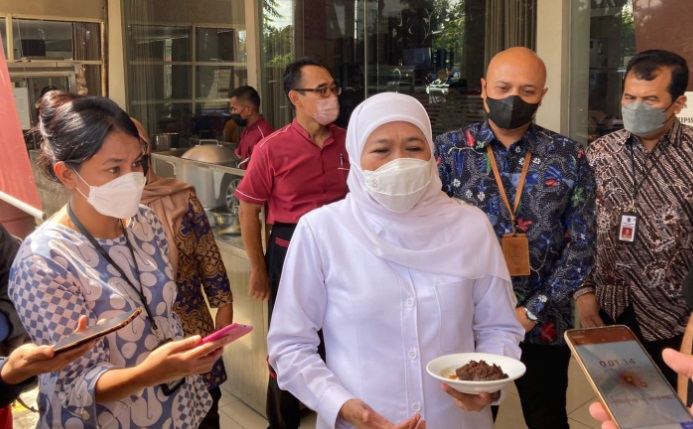 Rendang Babi Jadi Heboh dan Viral, Gubernur Jatim Khofifah Makan di Rumah Makan Padang