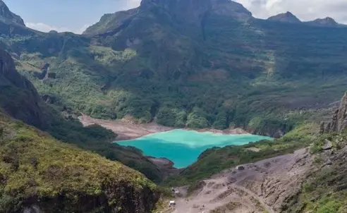 Keamanan Wisatawan Terjamin, Gunung Kelud Bertahan di Level I Meski Rekam Tiga Gempa Tektonik