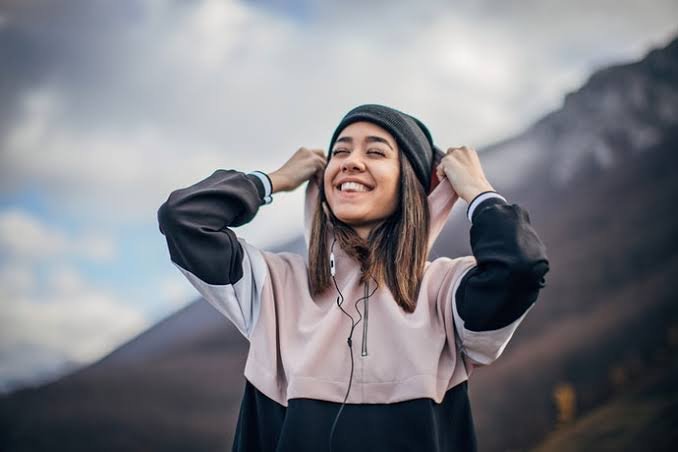 Sama-sama Menghangatkan, Tapi Ini Lho Bedanya Hoodie dengan Sweater 1 hoodie