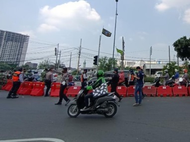 Paspampres Vs Polisi Ribut di Penyekatan Jalan