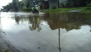 Jalan Berlobang dan Banjir Dibiarkan Terlantar